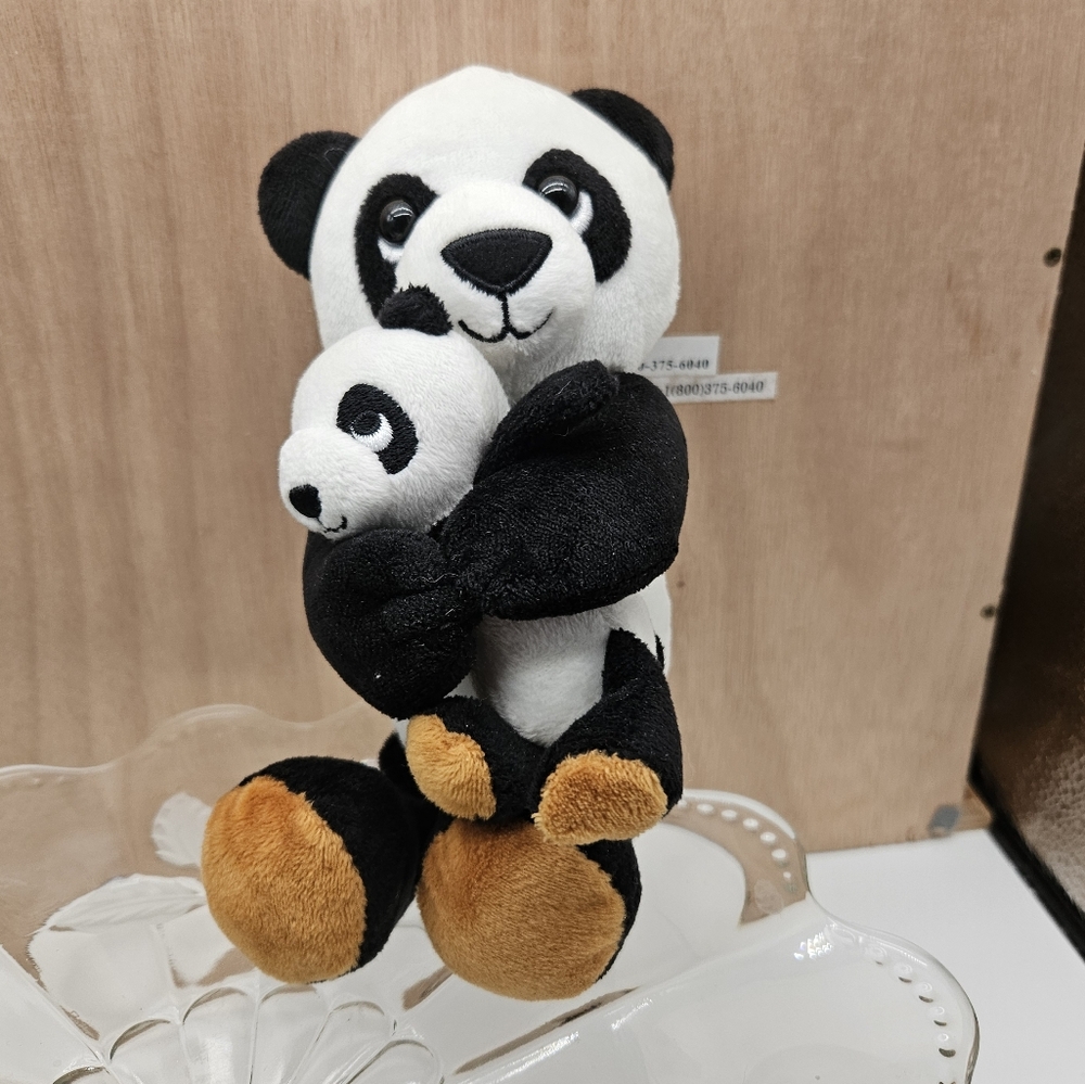 Kinder panda bear mom and baby